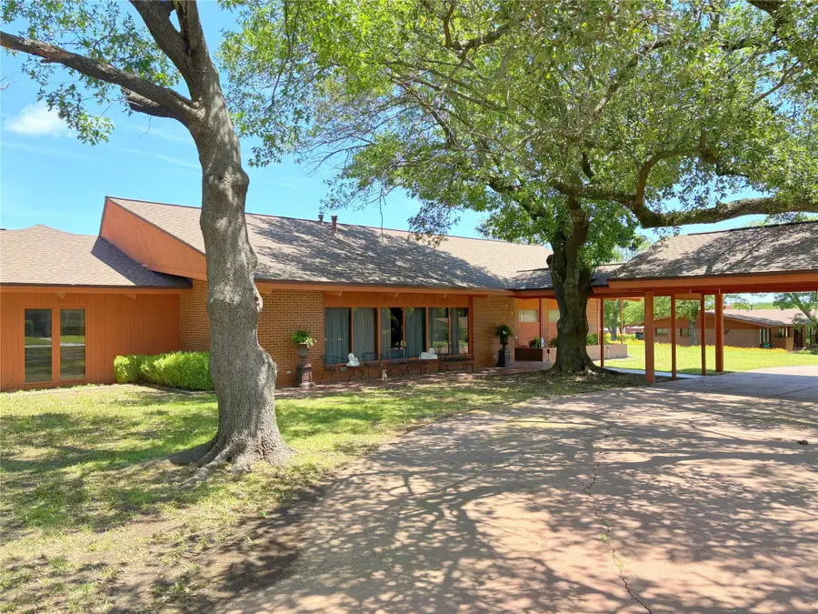 905 Bennett Drive, Bowie, TX 76230 - Image #3