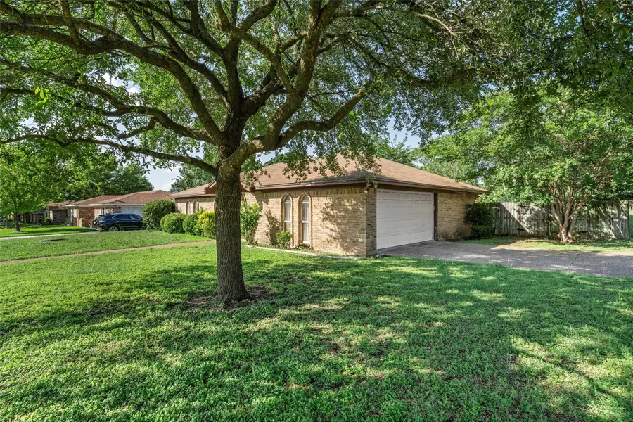 300 Travis Lane, Hewitt, TX 76643 - Image #2