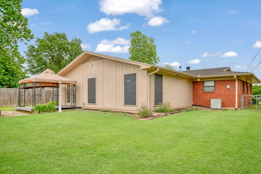 215 NE 32nd Street, Paris, TX 75460 - Image #3