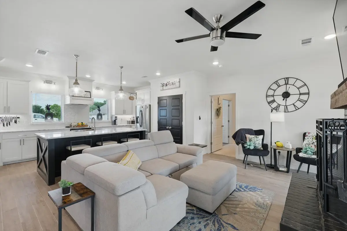 121 Bluegrass Trail, Springtown, TX 76082 - Image #1