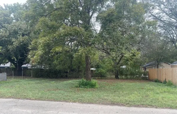 1204 N Wood Street, Cleburne, TX 76033