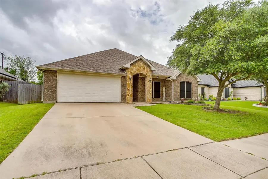 707 Oakmont Drive, Ennis, TX 75119 - Image #2