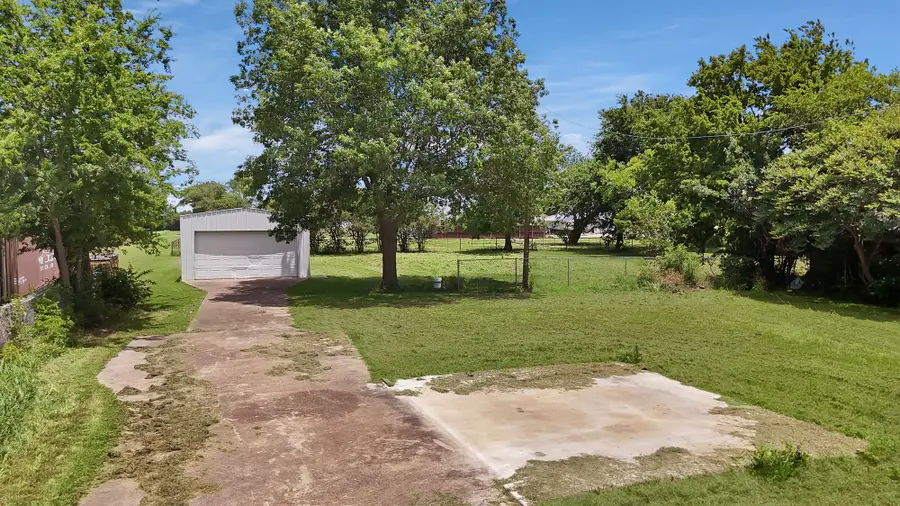 200 E Warren Street, Wolfe City, TX 75496 - Image #2