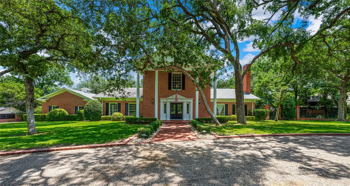 2825 Lake Air Drive, Waco, TX 76710 - Image #1