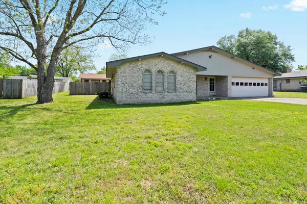 207 Robin Way Street, Mount Vernon, TX 75457