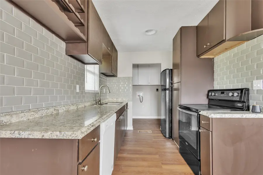 5821 Belaire Circle, Granbury, TX 76048 - Image #3