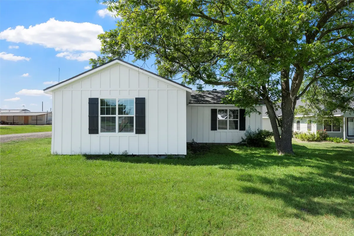 104 County Road 3001, Lott, TX 76656 - Image #1