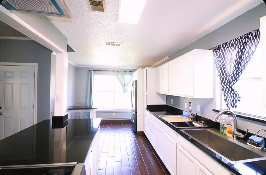 4201 Highgrove Drive, Arlington, TX 76001 - Image #3