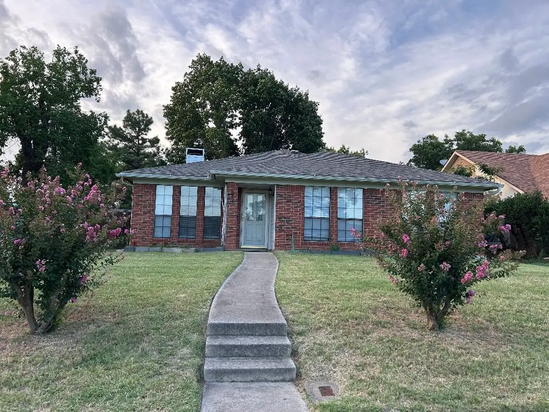 823 Blue Oak Drive, Lewisville, TX 75067 - Image #1