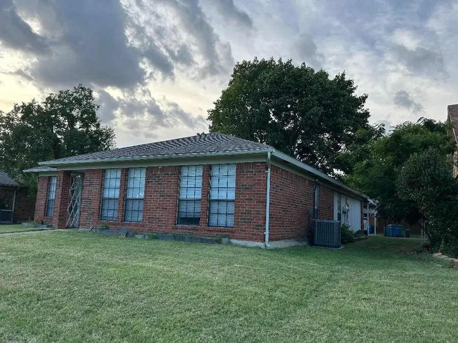 823 Blue Oak Drive, Lewisville, TX 75067 - Image #3