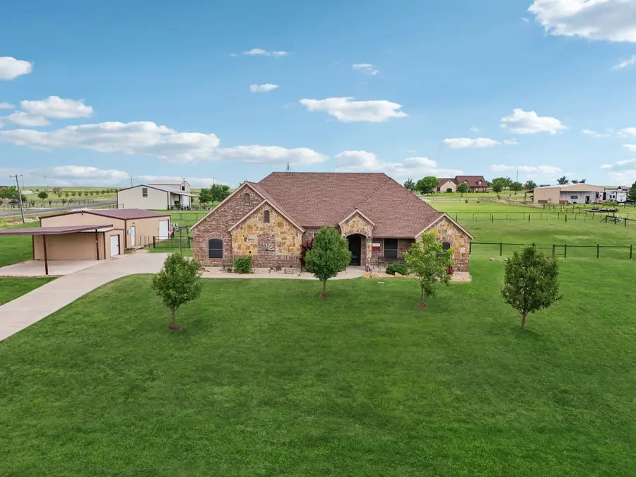 149 Heritage Parkway E, Decatur, TX 76234 - Image #2