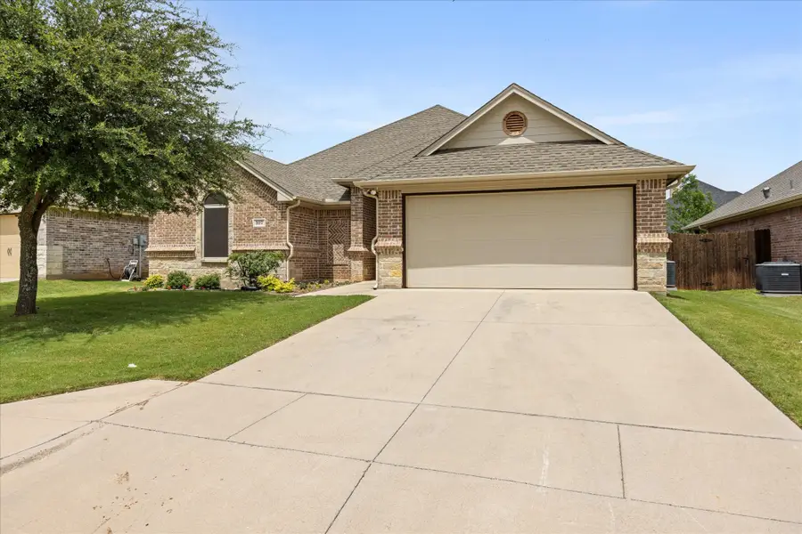 107 Donna Circle, Granbury, TX 76049 - Image #2