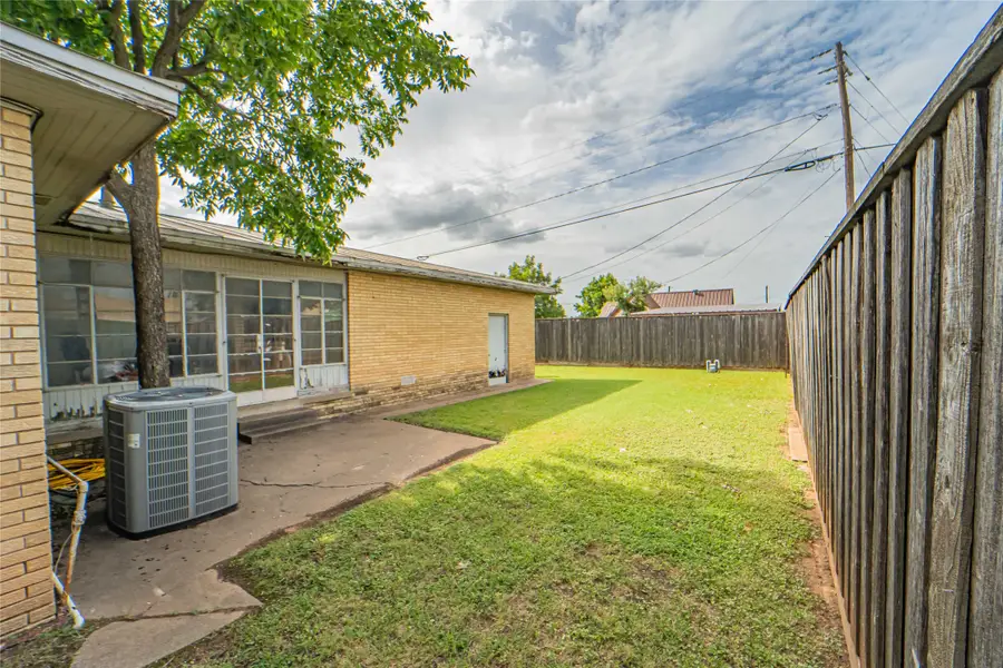 514 W Walker Street, Breckenridge, TX 76424 - Image #2