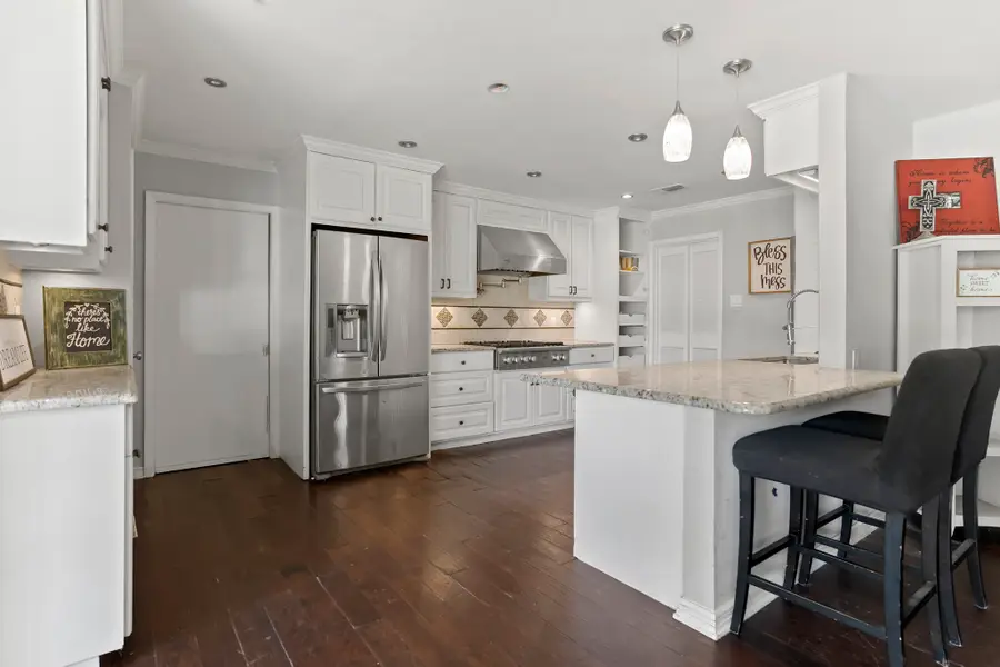 729 Surrey Circle, Grand Prairie, TX 75050 - Image #3