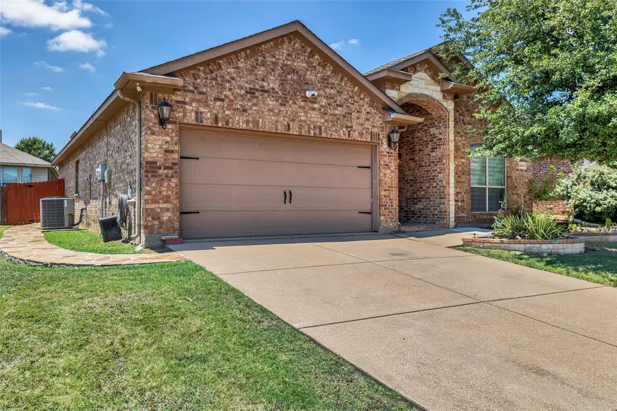 10901 Irish Glen Trail, Fort Worth, TX 76052 - Image #2