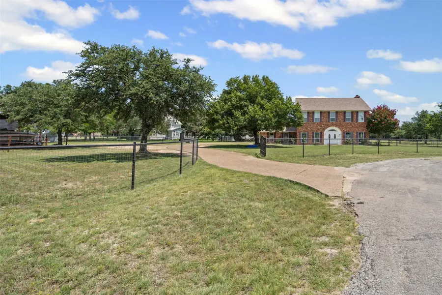 105 Country Green Court, Weatherford, TX 76087 - Image #2