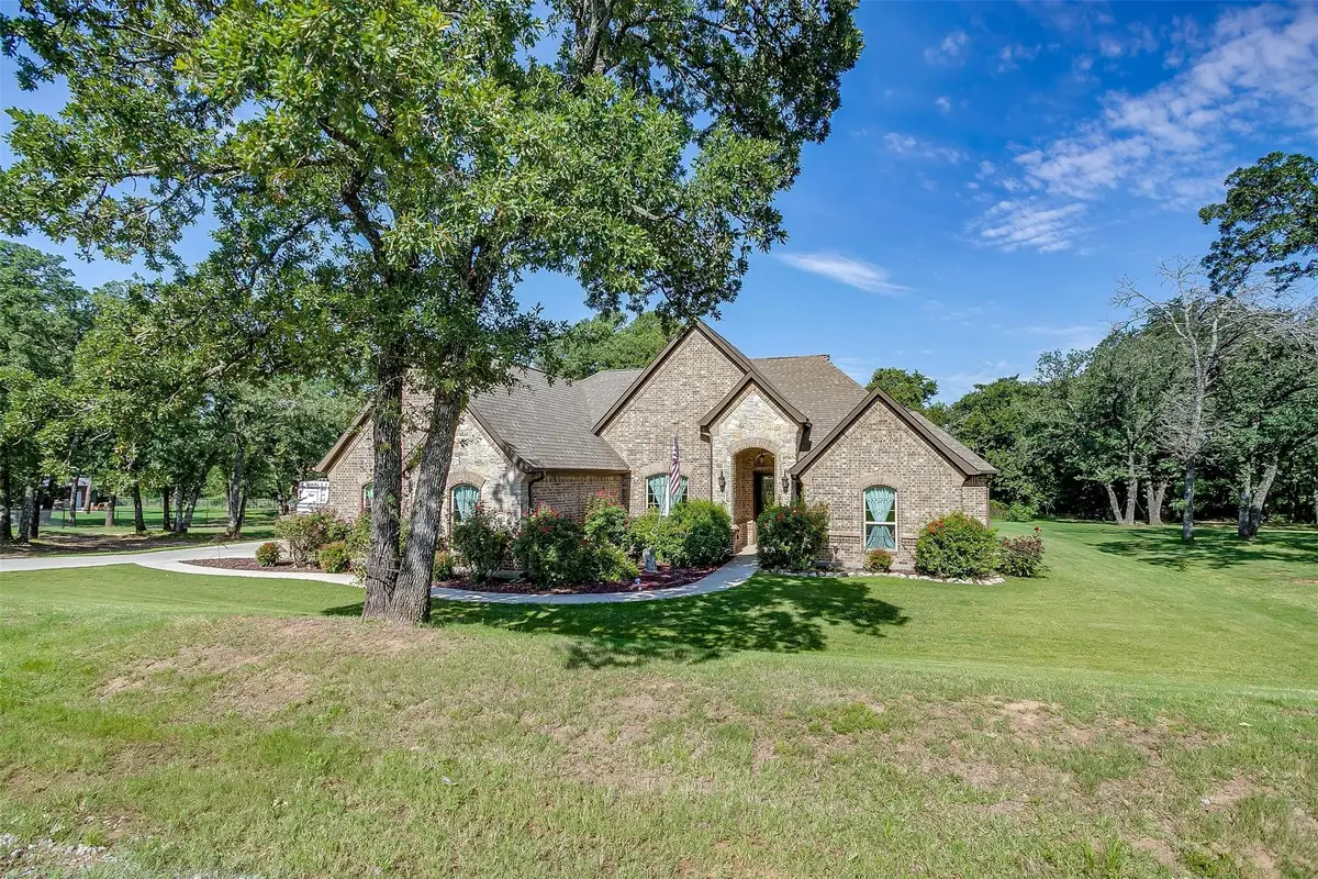 140 Flying Diamond Drive, Springtown, TX 76082 - Image #1