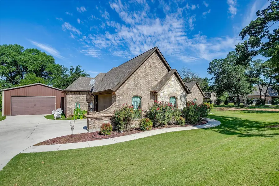 140 Flying Diamond Drive, Springtown, TX 76082 - Image #2