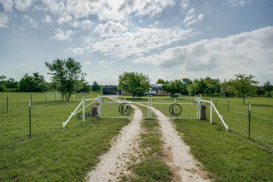 223 Slayden Drive, Sunset, TX 76270 - Image #3