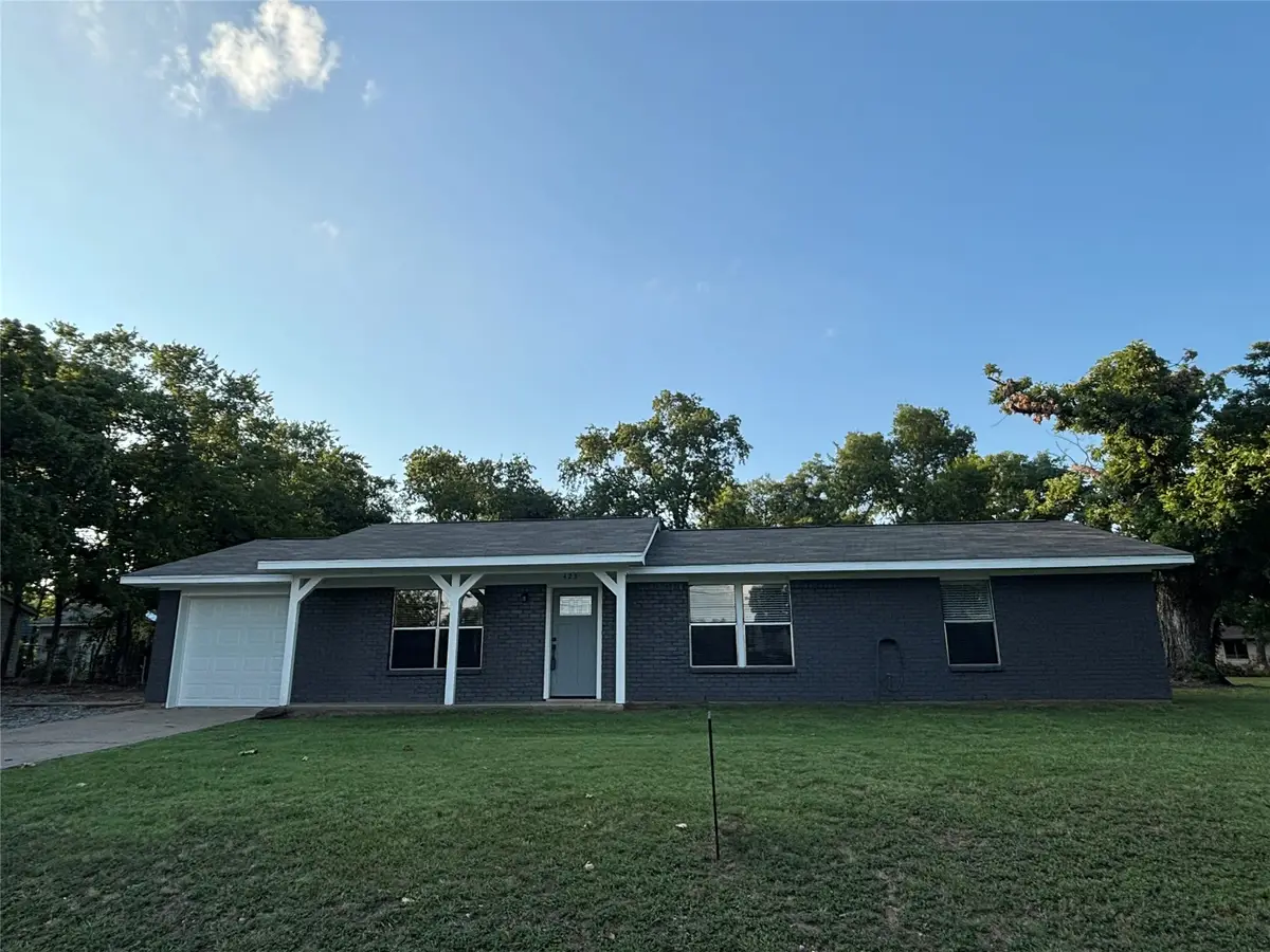 423 E 5th Street, Bonham, TX 75418 - Image #1