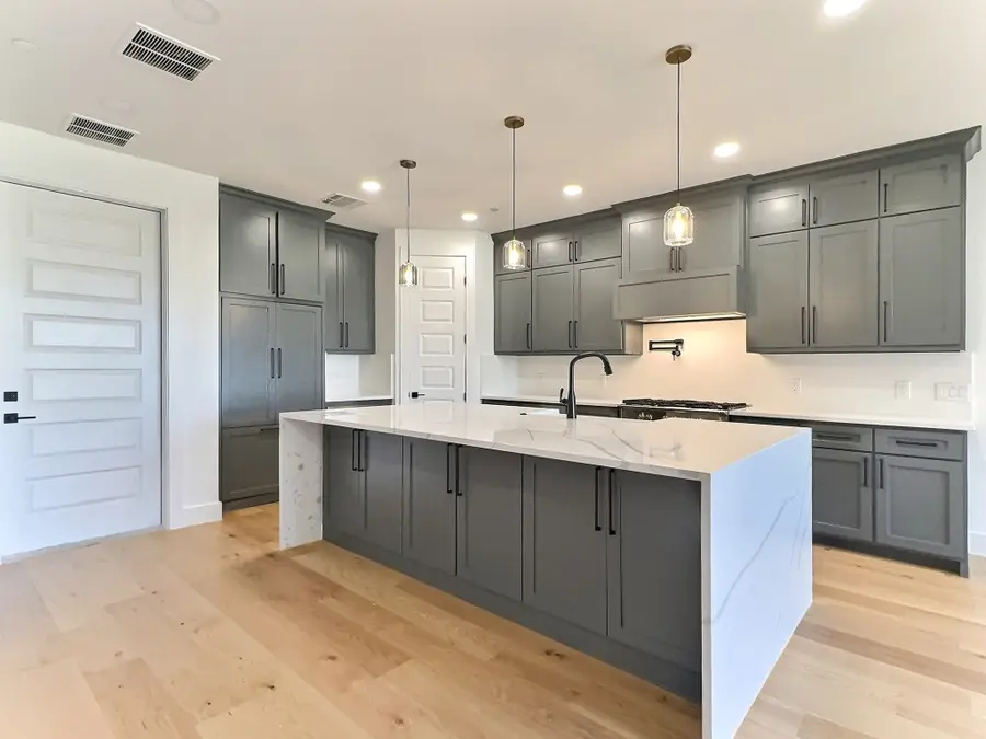 404 Vista Buena Trail, Fort Worth, TX 76111 - Image #2