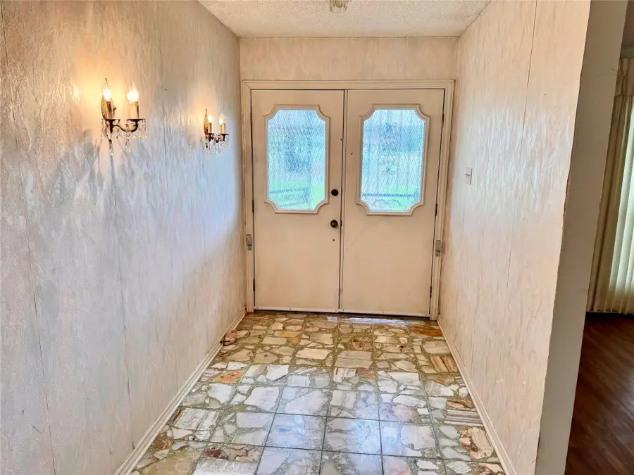 416 Green River Trail, Fort Worth, TX 76103 - Image #2