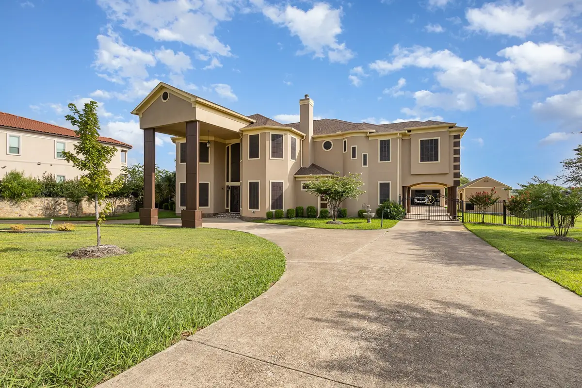 1031 Mallard Pointe Drive, Grand Prairie, TX 75104 - Image #1