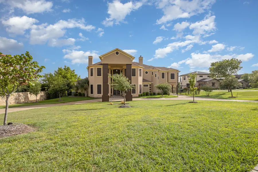 1031 Mallard Pointe Drive, Grand Prairie, TX 75104 - Image #3