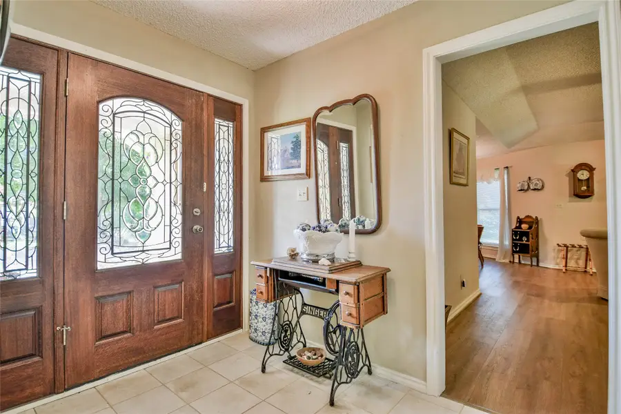 300 Saddleview Court, Granbury, TX 76048 - Image #3