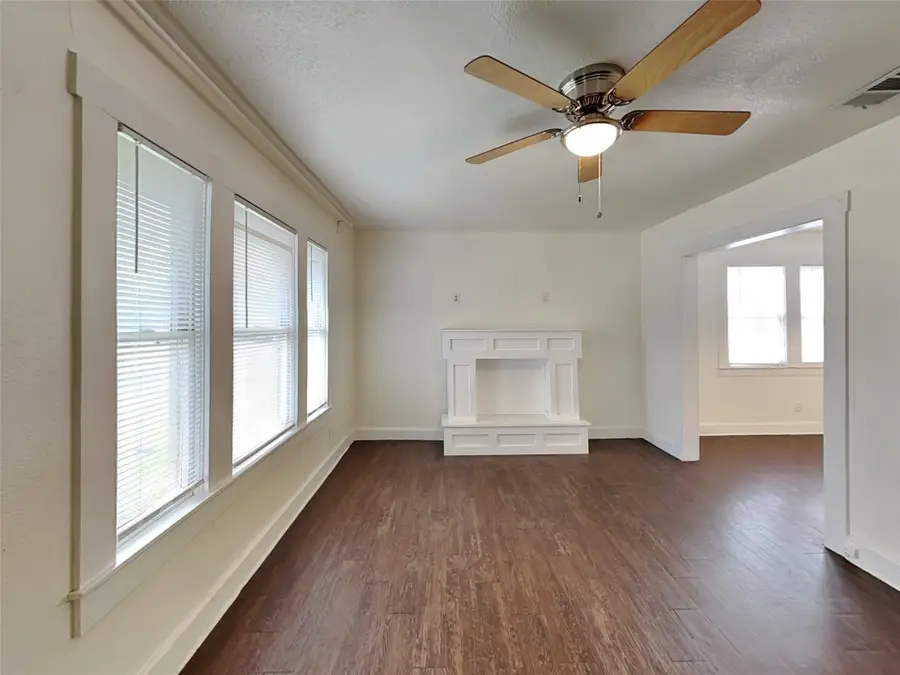 2911 Ryan Avenue, Fort Worth, TX 76110 - Image #2