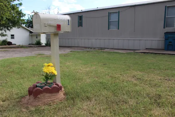 601 S Crockett Street, Henrietta, TX 76365