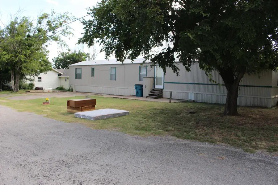 601 S Crockett Street, Henrietta, TX 76365 - Image #3