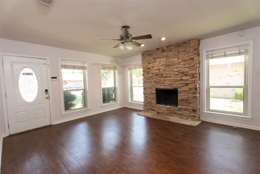 517 S Kirby Street, Pilot Point, TX 76258 - Image #3