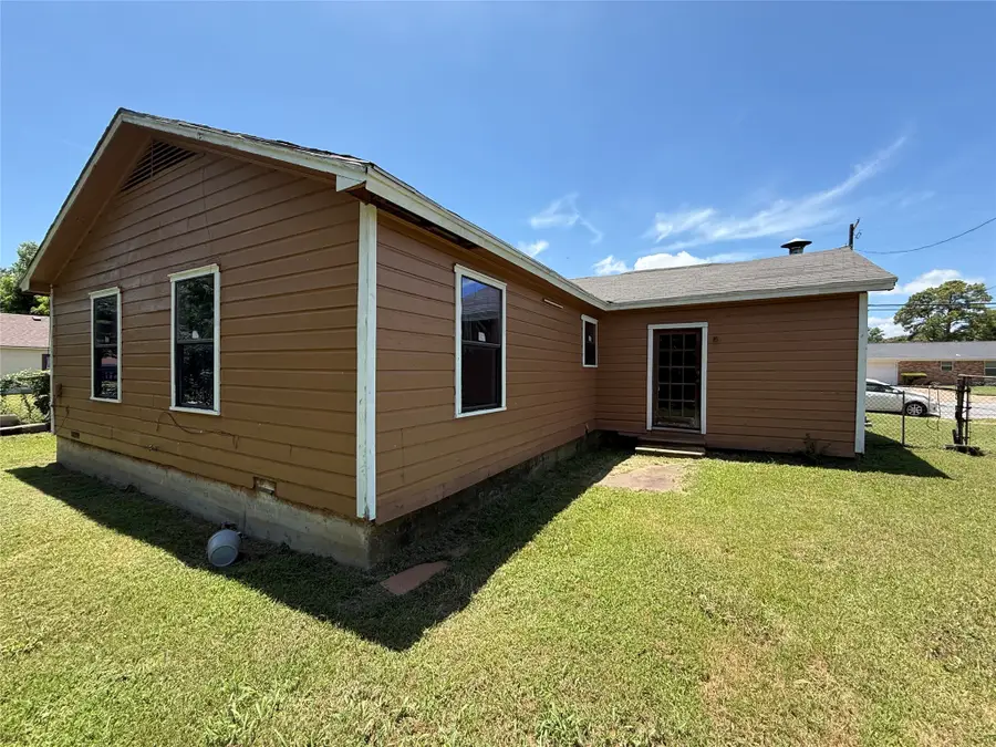 915 S Rockwall Avenue, Terrell, TX 75160 - Image #2