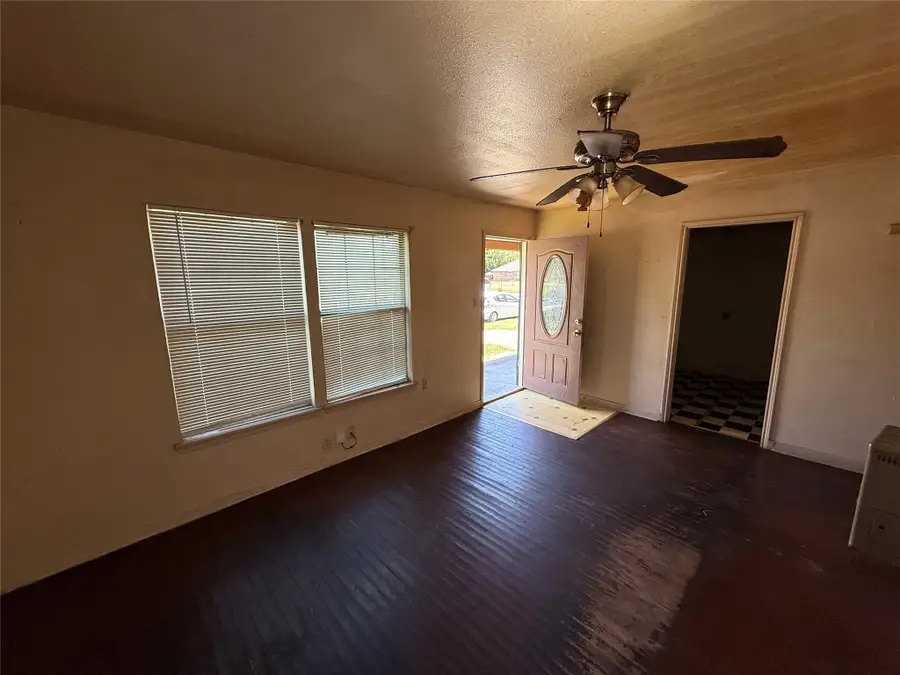 915 S Rockwall Avenue, Terrell, TX 75160 - Image #3