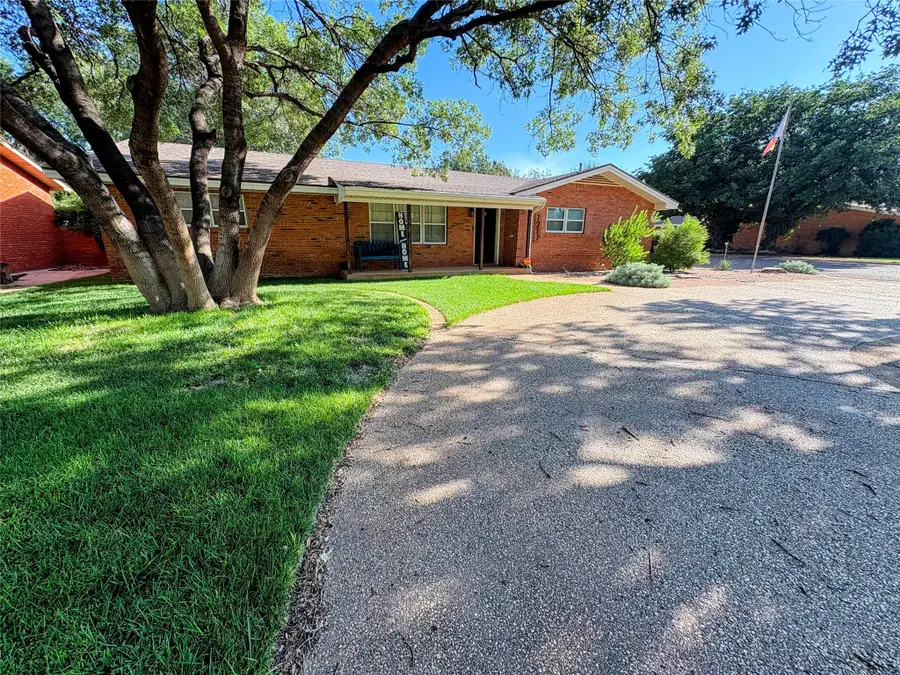 1217 E Warren Street, Brownfield, TX 79316 - Image #2