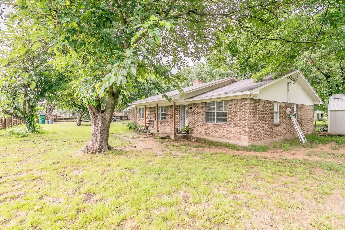 904 Sherman St, Tioga, TX 76271 - Image #1