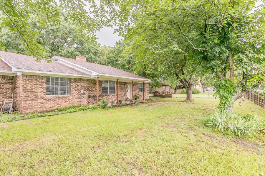904 Sherman St, Tioga, TX 76271 - Image #3