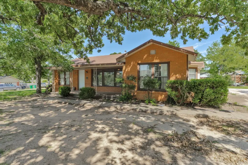 1002 Lowrie Street, Bowie, TX 76230 - Image #1