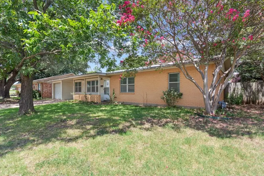 104 Crockett Street, McGregor, TX 76657 - Image #3