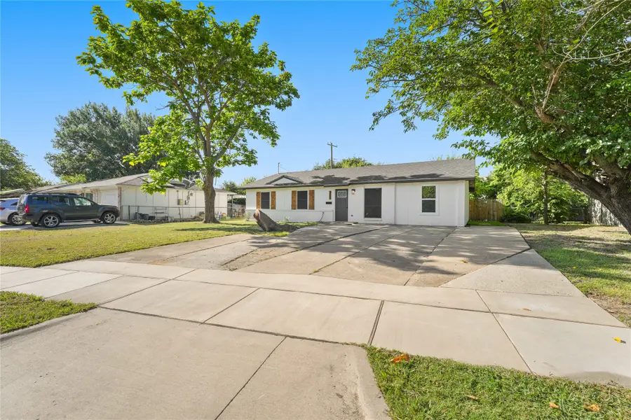 729 W Grenoble Drive, Grand Prairie, TX 75052 - Image #3