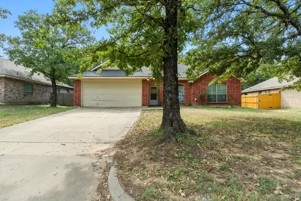 749 Oak Park Drive, Azle, TX 76020