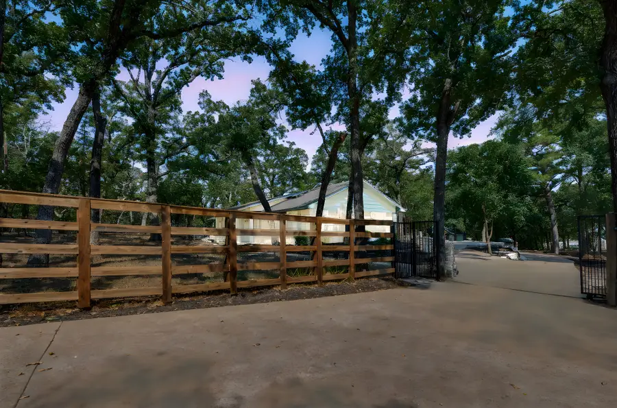 2715 Green Oaks Boulevard, Arlington, TX 76017 - Image #2
