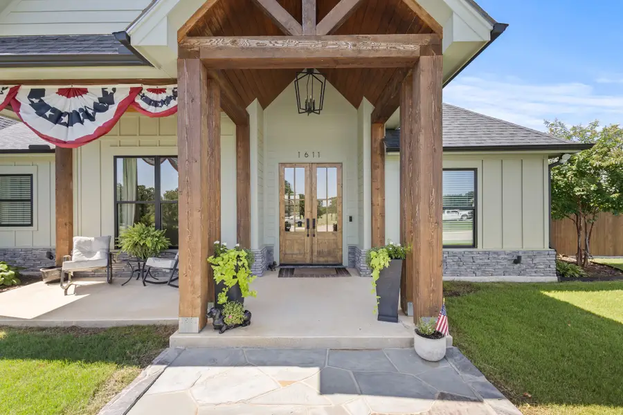 1611 N Mason Street, Bowie, TX 76230 - Image #2