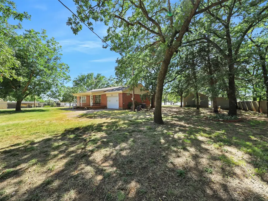 404 Selma Road, Bowie, TX 76230 - Image #2