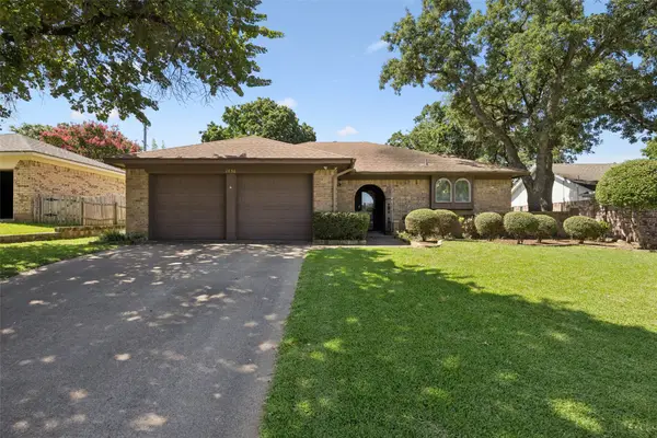 1636 Bedford Oaks Drive, Bedford, TX 76021