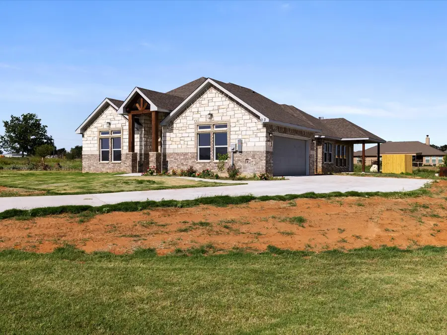 1013 Magnolia Court, Springtown, TX 76082 - Image #2