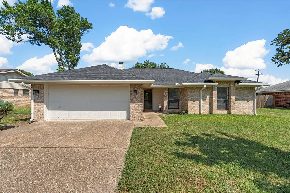 810 Rolling Hills Drive, Hewitt, TX 76643 - Image #1