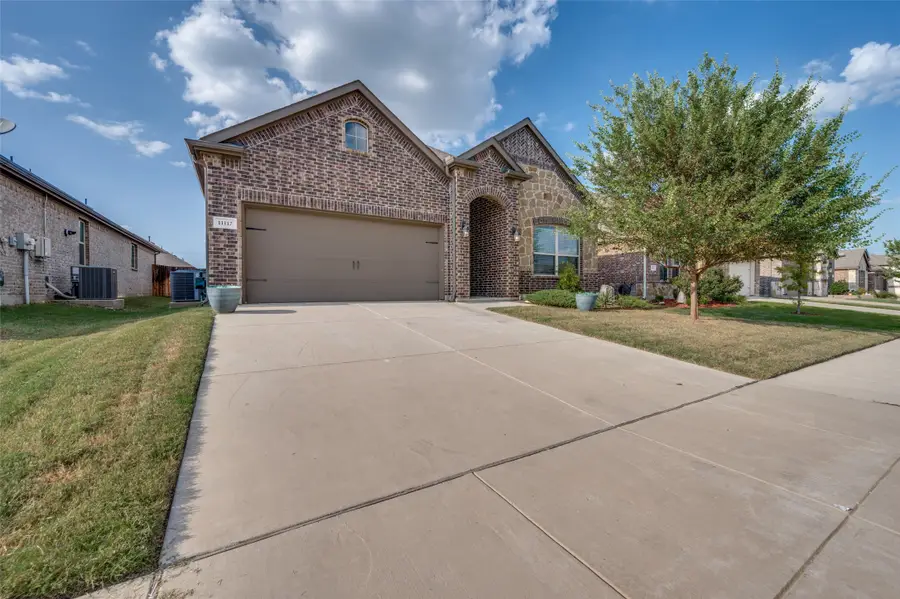 11117 Klondike Lane, Aubrey, TX 76227 - Image #2