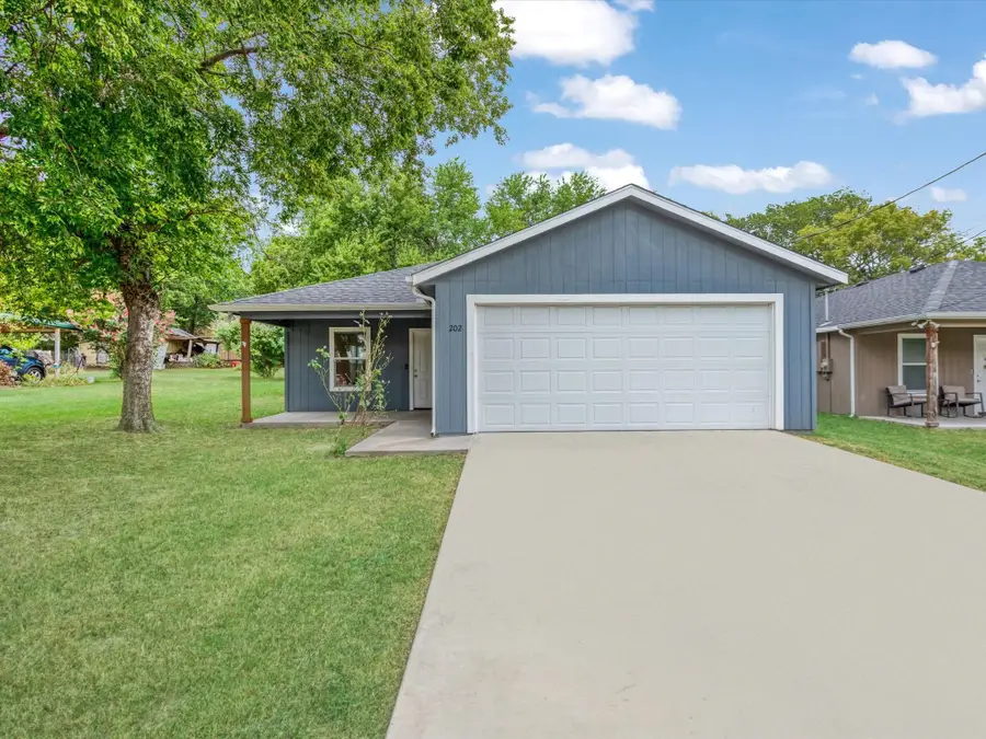 202 W Elm Street, Whitewright, TX 75491 - Image #2